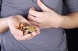 Hand zeigt Geld Münzen