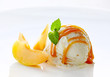 Foto: scoop of ice cream on white plate scoop of ice cream on white plate