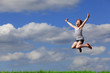 Foto: Fröhliches Mädchen springt hoch Fröhliches Mädchen springt hoch