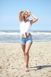 hübsche blondine am strand