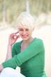 junge frau lachend am strand