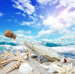 Flaschenpost, angespült an Strand