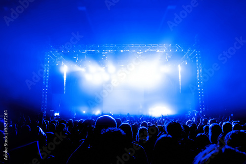 Photo: Jubelnde Konzertbesucher auf Rock-Konzert Jubelnde Konzertbesucher auf Rock-Konzert
