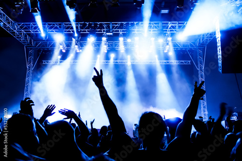 Photo: Jubelnde Konzertbesucher auf Rock-Konzert Jubelnde Konzertbesucher auf Rock-Konzert