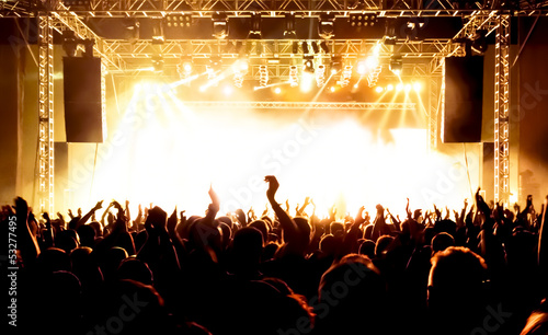 Photo: Jubelnde Konzertbesucher auf Rock-Konzert Jubelnde Konzertbesucher auf Rock-Konzert