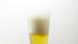 ビール注ぐ　あふれる泡