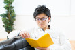 読書をする男性