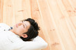 床に寝る男性