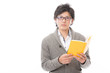 本を読む男性
