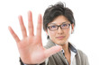 眼鏡を掛けた男性　ストップ