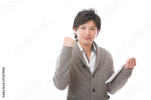 Photo: タブレットコンピューターを見る男性 タブレットコンピューターを見る男性
