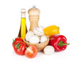Foto: Fresh vegetables and mushrooms with olive oil and pepper shaker Fresh vegetables and mushrooms with olive oil and pepper shaker