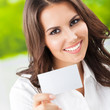 Foto: Businesswoman showing blank business card Businesswoman showing blank business card