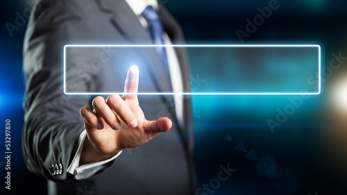 Photo: Geschäftsmann drückt virtuellen Knopf Geschäftsmann drückt virtuellen Knopf