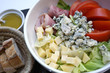 Ensalada francesa con pan y salsa