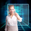 junge Frau drückt virtuellen Knopf