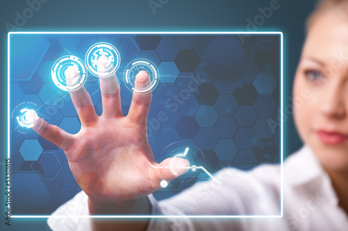 Photo: junge Geschäftsfrau mit virtuellem Interface junge Geschäftsfrau mit virtuellem Interface