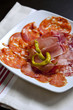 Foto: Chorizo, jambon, tapas, piment, espagnol, apéritif, cuisine Chorizo, jambon, tapas, piment, espagnol, apéritif, cuisine
