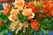 Foto: Herbstlicher Blumenstrauß mit Rosen, Hagebutten und Getreide Herbstlicher Blumenstrauß mit Rosen, Hagebutten und Getreide