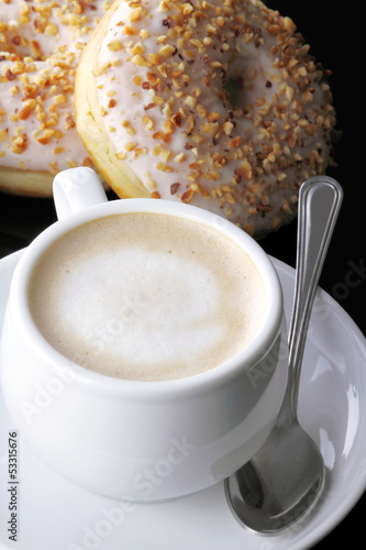 Photo: Colazione con donut e cappuccino Colazione con donut e cappuccino