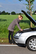 Hübsche Frau hat Autopanne
