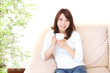 コーヒーを飲む若い女性