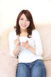 コーヒーを飲む若い女性