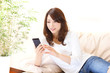 Photo: スマホを持つ若い女性 スマホを持つ若い女性