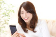 スマホを持つ若い女性