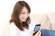 スマホを持つ若い女性