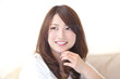 笑顔の若い女性