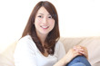 笑顔の若い女性