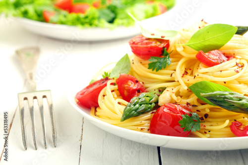  Coiled spaghetti with tomato and basil