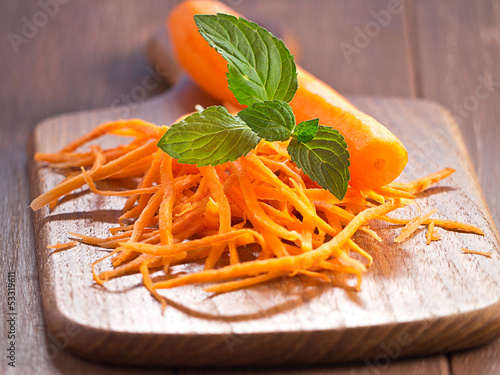 Photo: Möhren Julienne mit einer Möhre auf einem Holztablett Möhren Julienne mit einer Möhre auf einem Holztablett