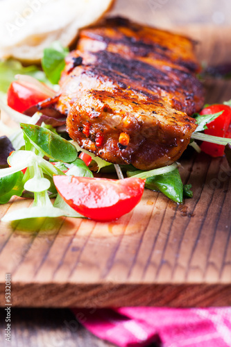 Photo: Gegrilltes Schweinesteaks auf einem Spieß Gegrilltes Schweinesteaks auf einem Spieß