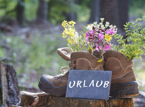 Photo: Wanderschuhe mit Schild "Urlaub" Wanderschuhe mit Schild "Urlaub"