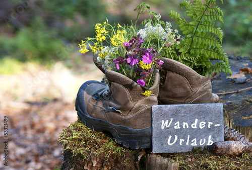 Photo: Wanderschuhe mit Schild "Wanderurlaub" Wanderschuhe mit Schild "Wanderurlaub"