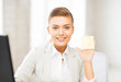 Foto: smiling businesswoman showing sticky note smiling businesswoman showing sticky note