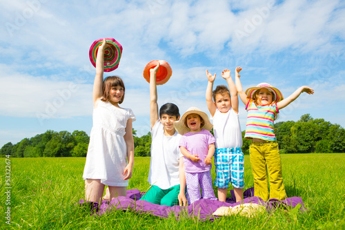 Photo: kinder mit sonnenmützen haben spaß kinder mit sonnenmützen haben spaß