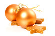 rote Christbaumkugeln vor weißem Hintergrund