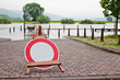 Abgesperrte Straße am Fluss - Hochwasser