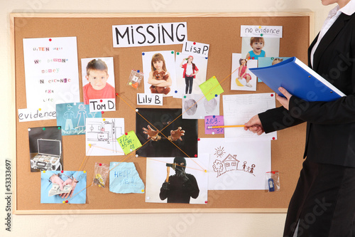 Photo: Detective investigating abduction of children Detective investigating abduction of children