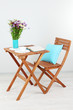 Foto: Wooden table with flower,book and cup on it in room Wooden table with flower,book and cup on it in room