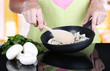 Foto: Hands cooking mushroom sauce in pan in kitchen Hands cooking mushroom sauce in pan in kitchen
