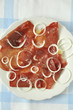 Prosciutto mit Zwiebelringen