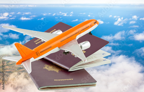 Photo: concept vacances, avion sur passeports concept vacances, avion sur passeports