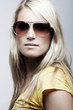 Foto: Gorgeous female model posing in sunglasses Gorgeous female model posing in sunglasses
