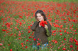 frau im mohnfeld