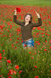 frau im mohnfeld