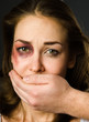 Foto: man closes his mouth crying girl man closes his mouth crying girl